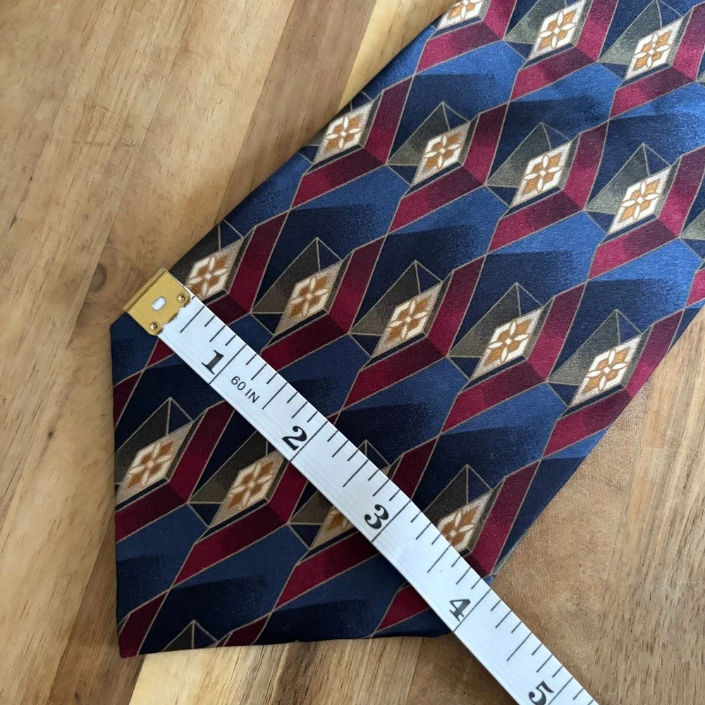 Bill Blass Signature Men's Necktie Navy Blue Diamond Pattern 100% Silk W4